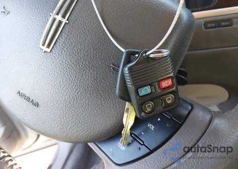 2011 Lincoln Town Car Signature Limited from USA, damaged, VIN 2LNBL8CV0BX750536